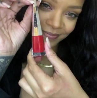 Cuki sminkes videóval jelentkezett Rihanna
