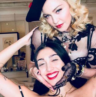 Madonna lánya hónaljszőrt villantott