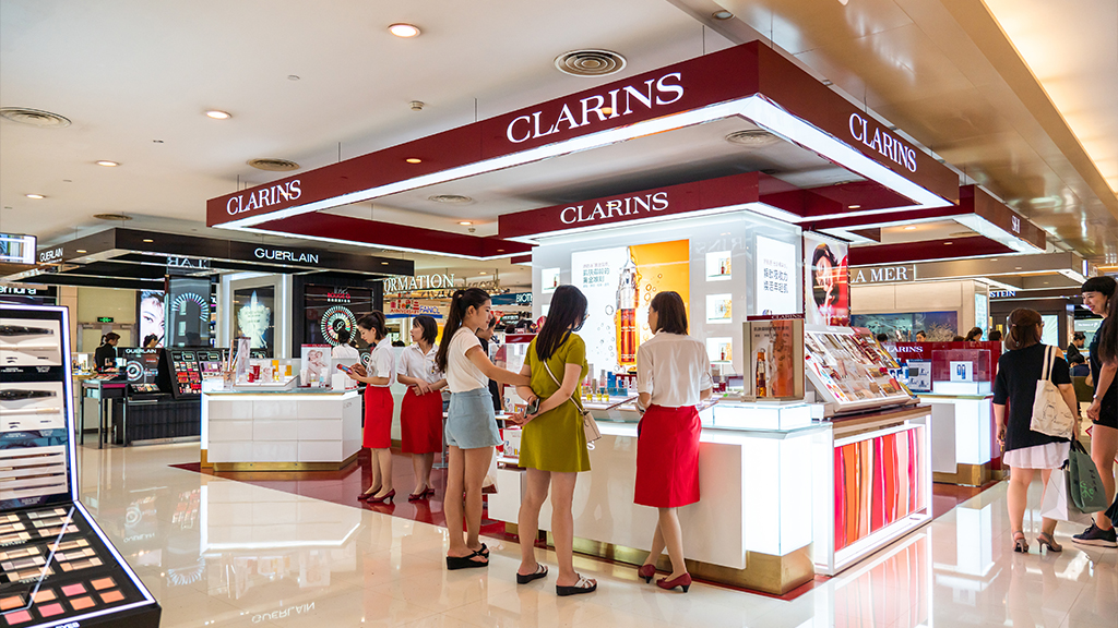 Kozmetikai márkák standjai egy kínai áruházban. 