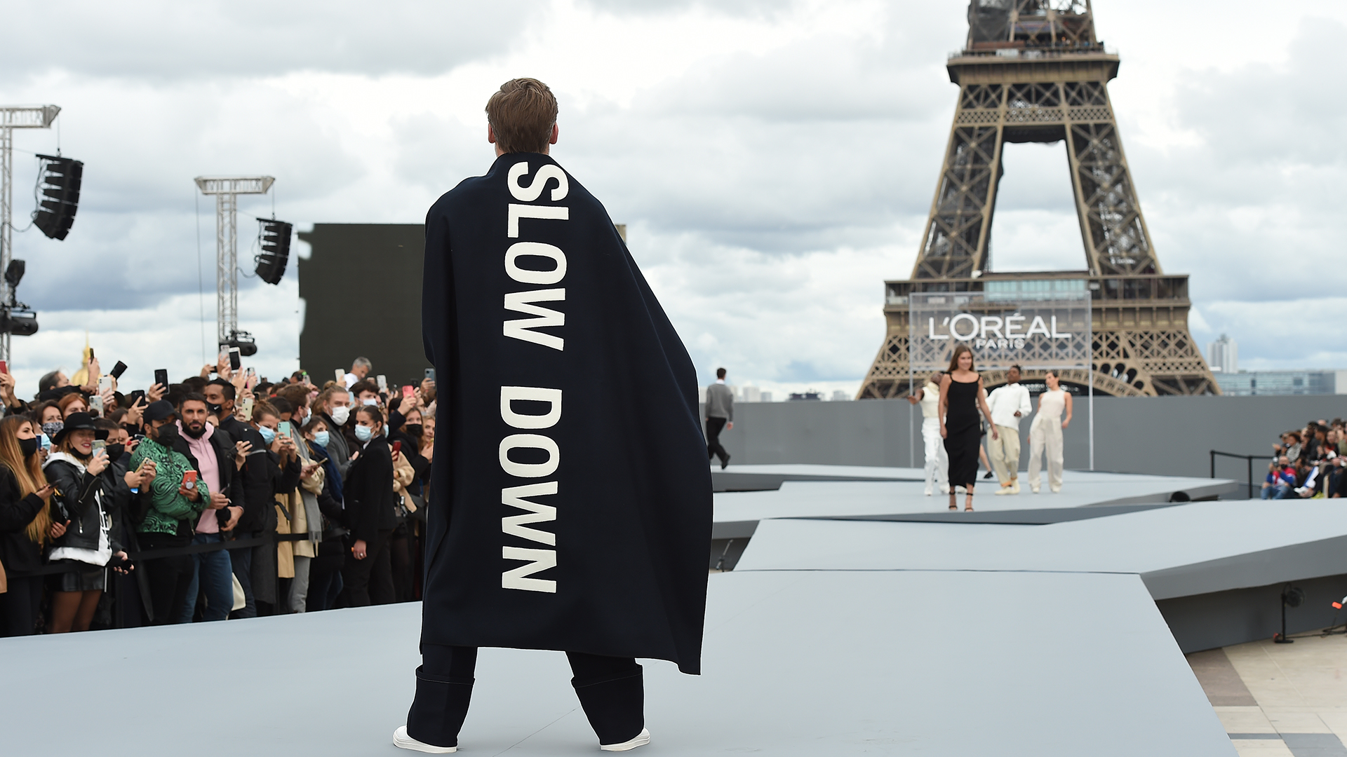 Nikolaj Coster-Waldau a "Le Defile L'Oreal Paris 2021" divatbemutatón Párizsban. (