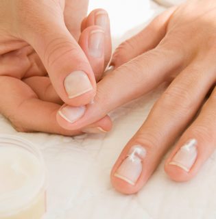Nail slugging – a TikTok trend, amiért hálásak lesznek körmeid